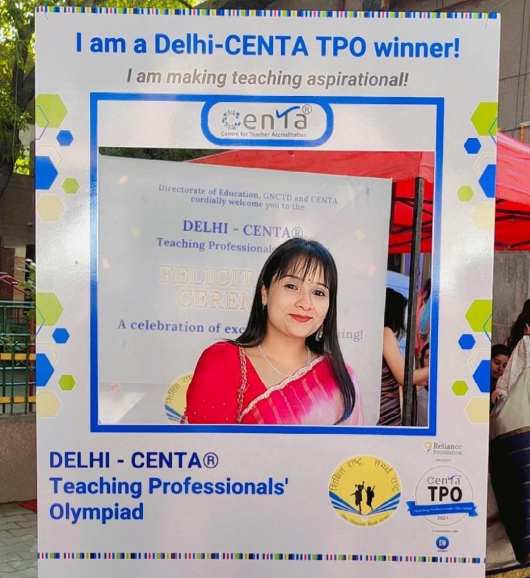 A Delhi-CENTA International TPO winner at the felicitation photo booth